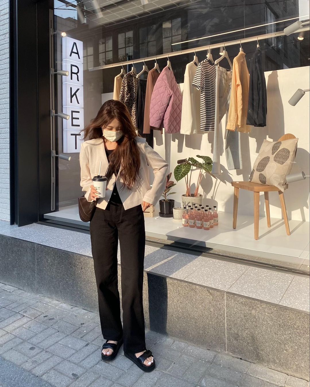 喜欢简约搭配的你：向这位韩国女生学习，穿出90s风格的率性时尚