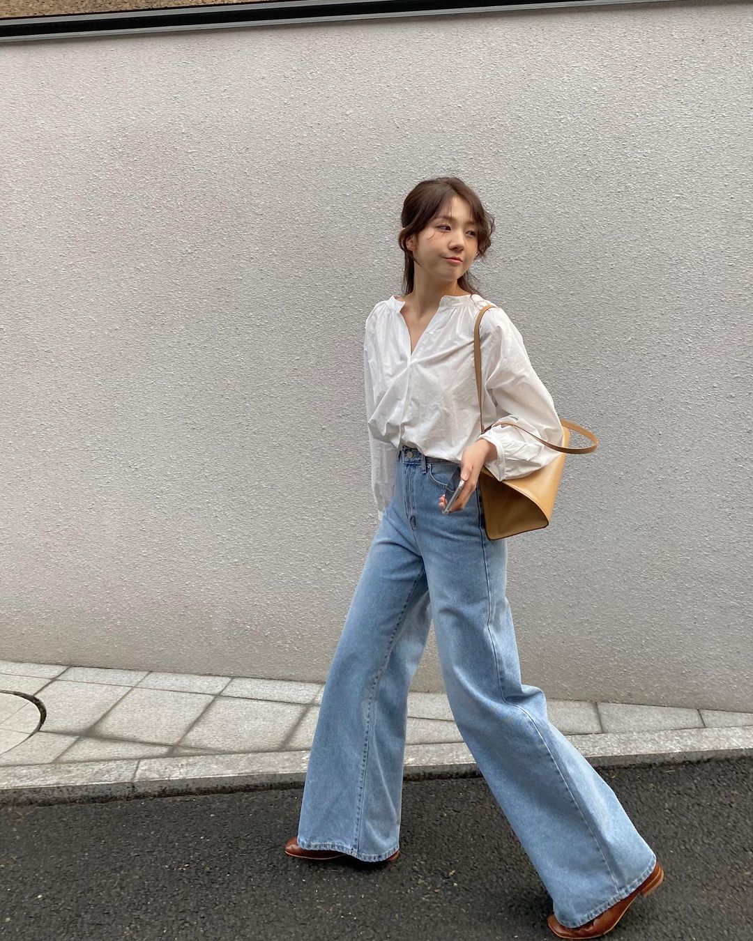 喜欢简约搭配的你：向这位韩国女生学习，穿出90s风格的率性时尚