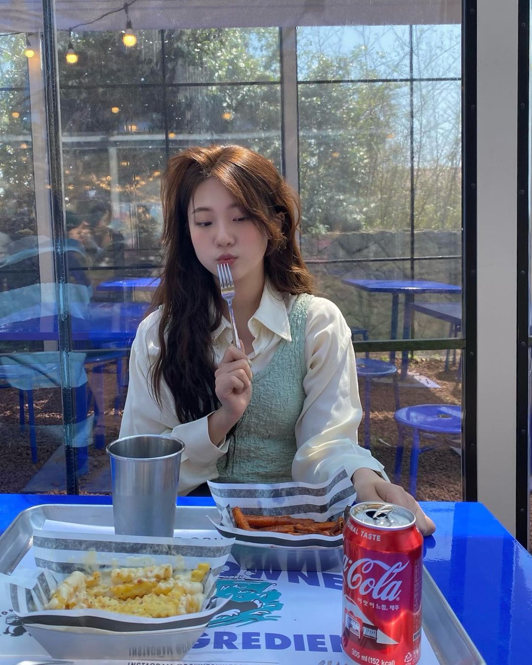 喜欢简约搭配的你：向这位韩国女生学习，穿出90s风格的率性时尚