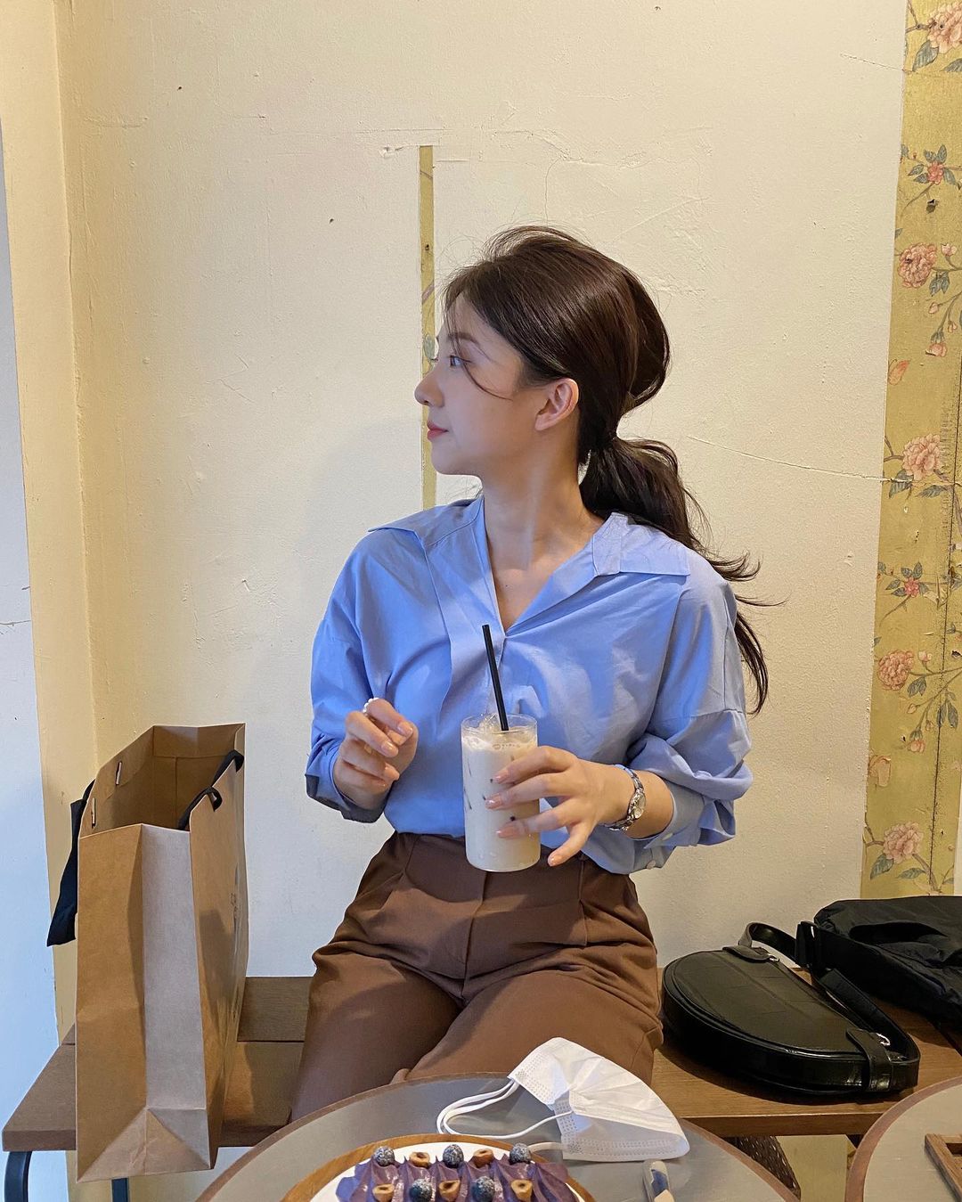 喜欢简约搭配的你：向这位韩国女生学习，穿出90s风格的率性时尚