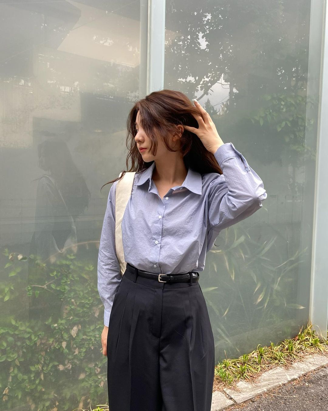 喜欢简约搭配的你：向这位韩国女生学习，穿出90s风格的率性时尚