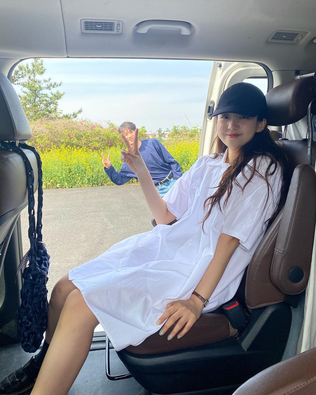 喜欢简约搭配的你：向这位韩国女生学习，穿出90s风格的率性时尚