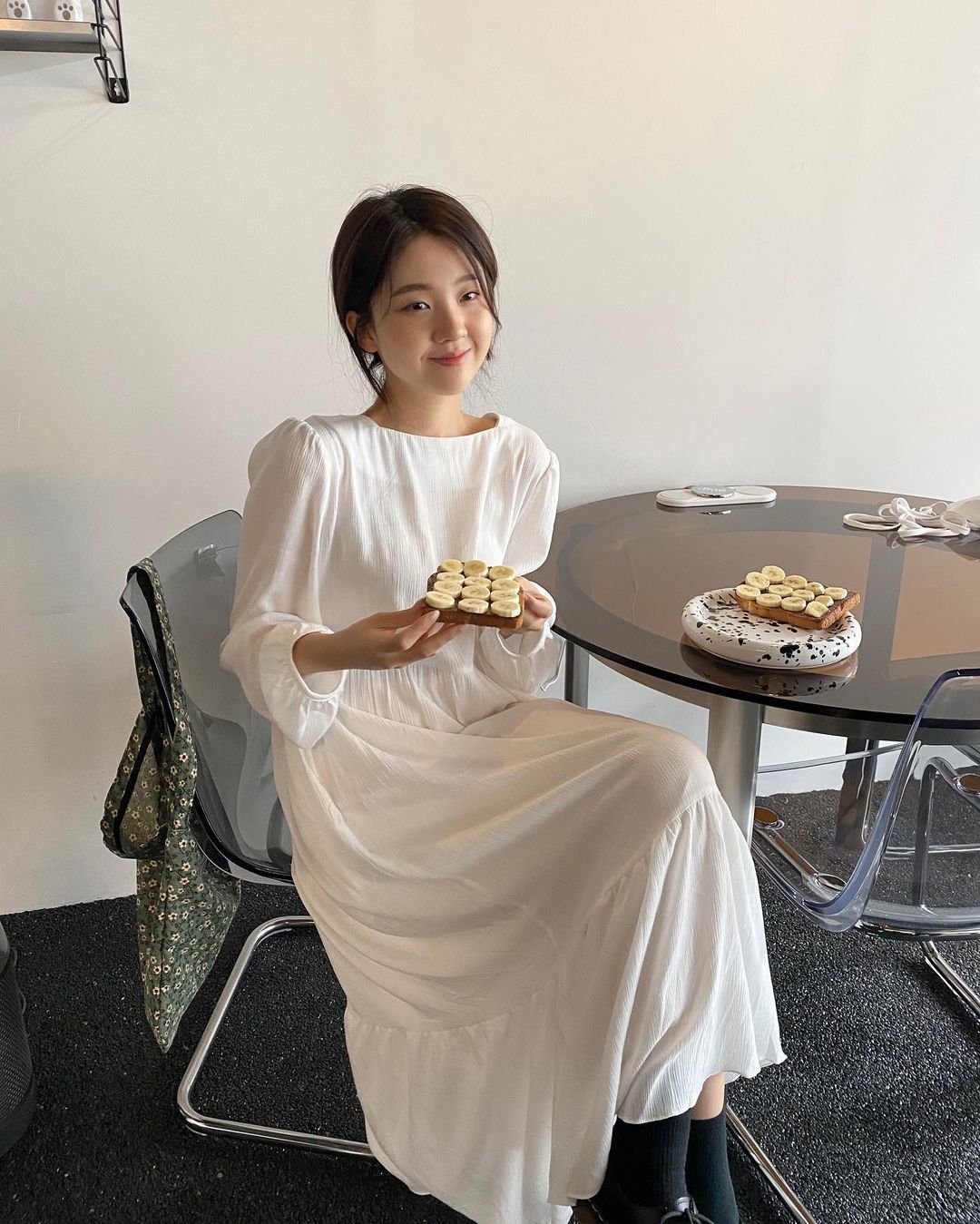 喜欢简约搭配的你：向这位韩国女生学习，穿出90s风格的率性时尚