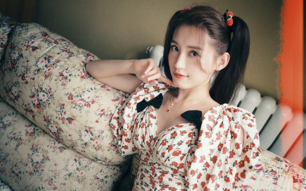 苏青超减龄可爱双马尾草莓上衣室内个人写真
