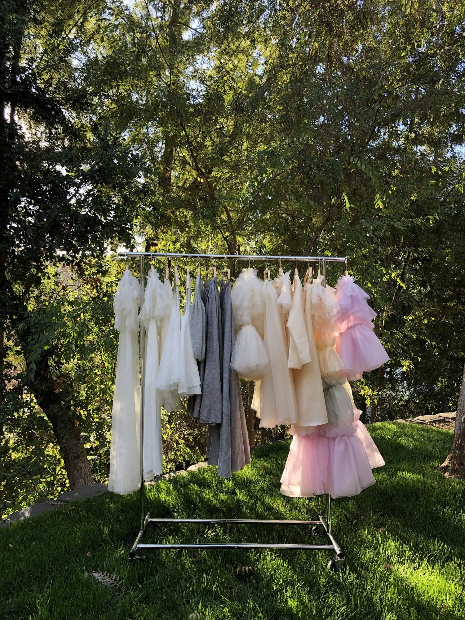 在现实和梦境之间，Louiza Babourya充满雕塑感轮廓的浪漫衣品