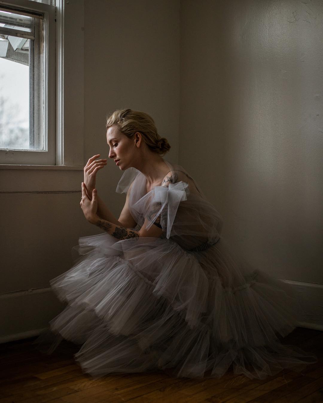 在现实和梦境之间,Louiza Babourya充满雕塑感轮廓的浪漫衣品