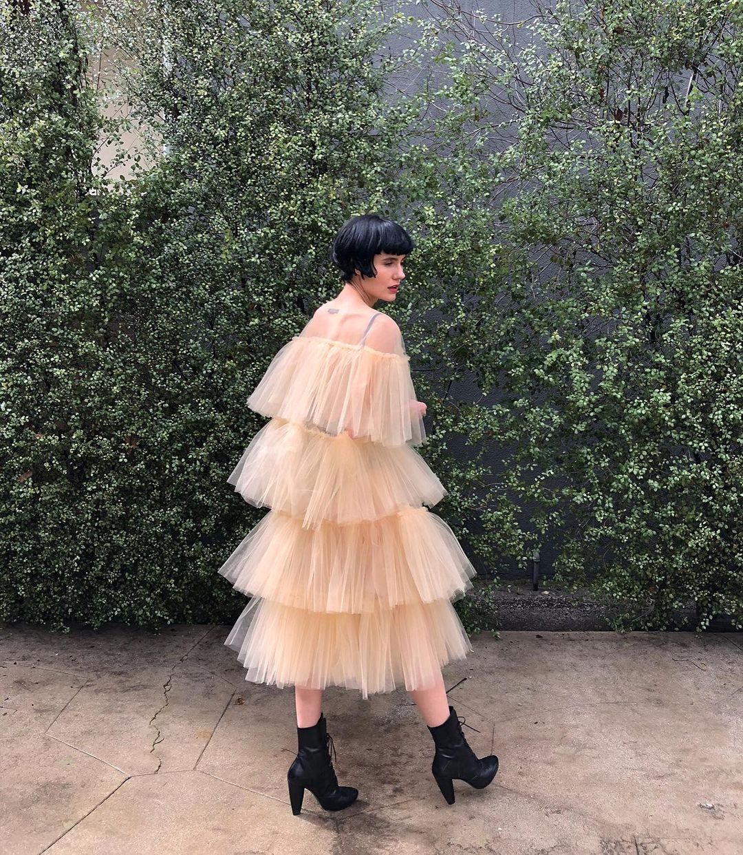 在现实和梦境之间，Louiza Babourya充满雕塑感轮廓的浪漫衣品