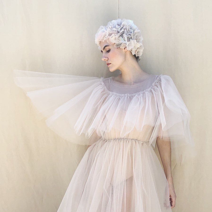 在现实和梦境之间，Louiza Babourya充满雕塑感轮廓的浪漫衣品