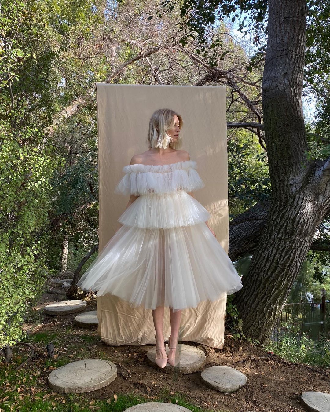 在现实和梦境之间，Louiza Babourya充满雕塑感轮廓的浪漫衣品