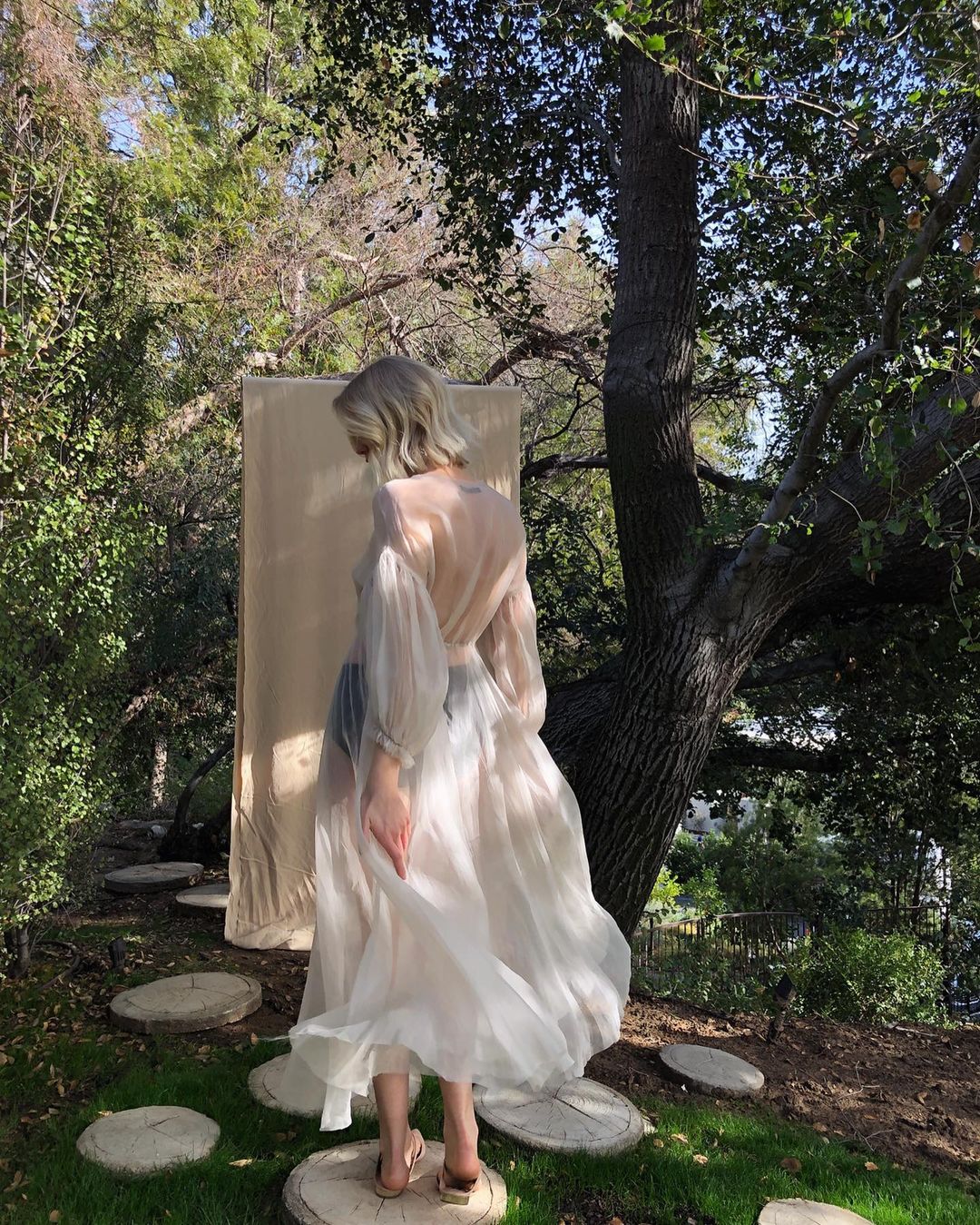 在现实和梦境之间，Louiza Babourya充满雕塑感轮廓的浪漫衣品