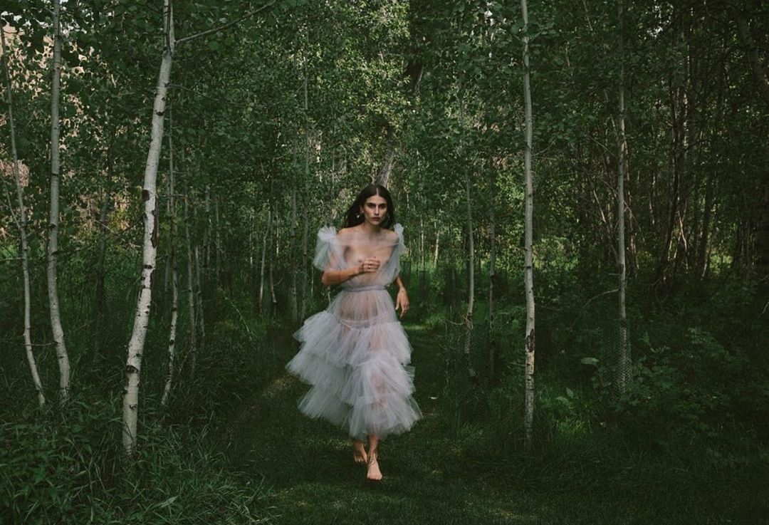 在现实和梦境之间，Louiza Babourya充满雕塑感轮廓的浪漫衣品