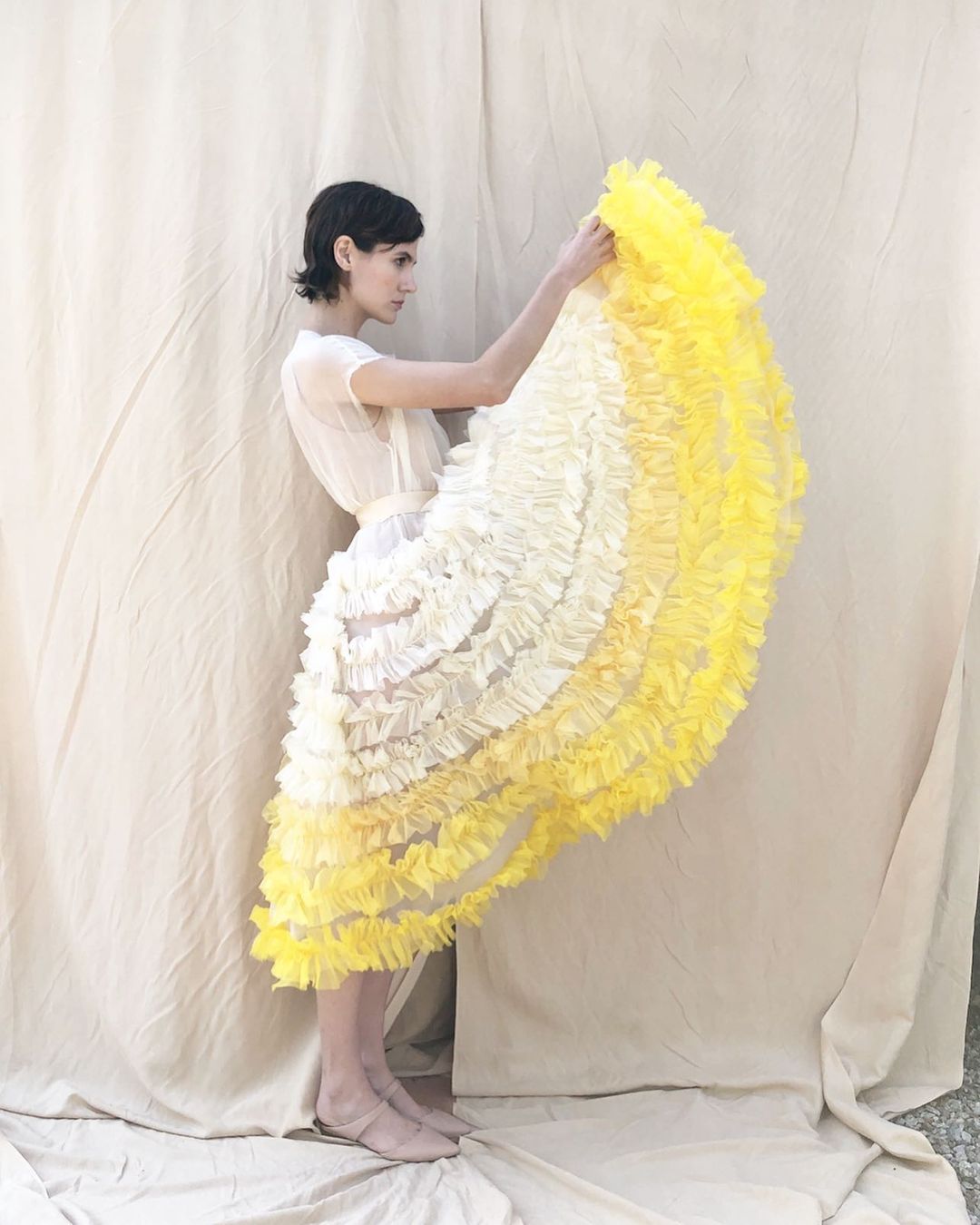 在现实和梦境之间，Louiza Babourya充满雕塑感轮廓的浪漫衣品