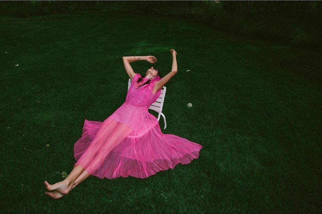 在现实和梦境之间，Louiza Babourya充满雕塑感轮廓的浪漫衣品