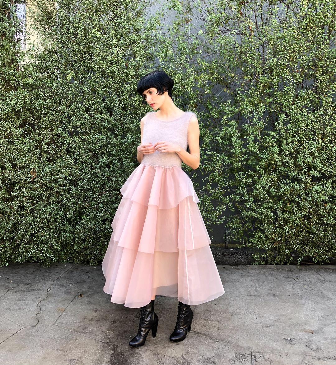 在现实和梦境之间,Louiza Babourya充满雕塑感轮廓的浪漫衣品