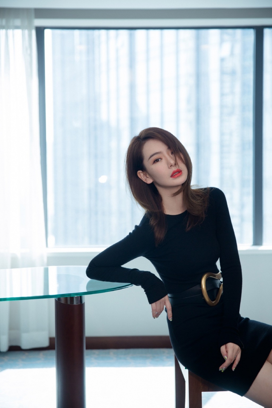 戚薇黑色紧身裙性感可爱活动图片