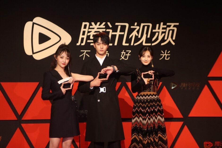 李一桐花色裙子性感干练写真图片