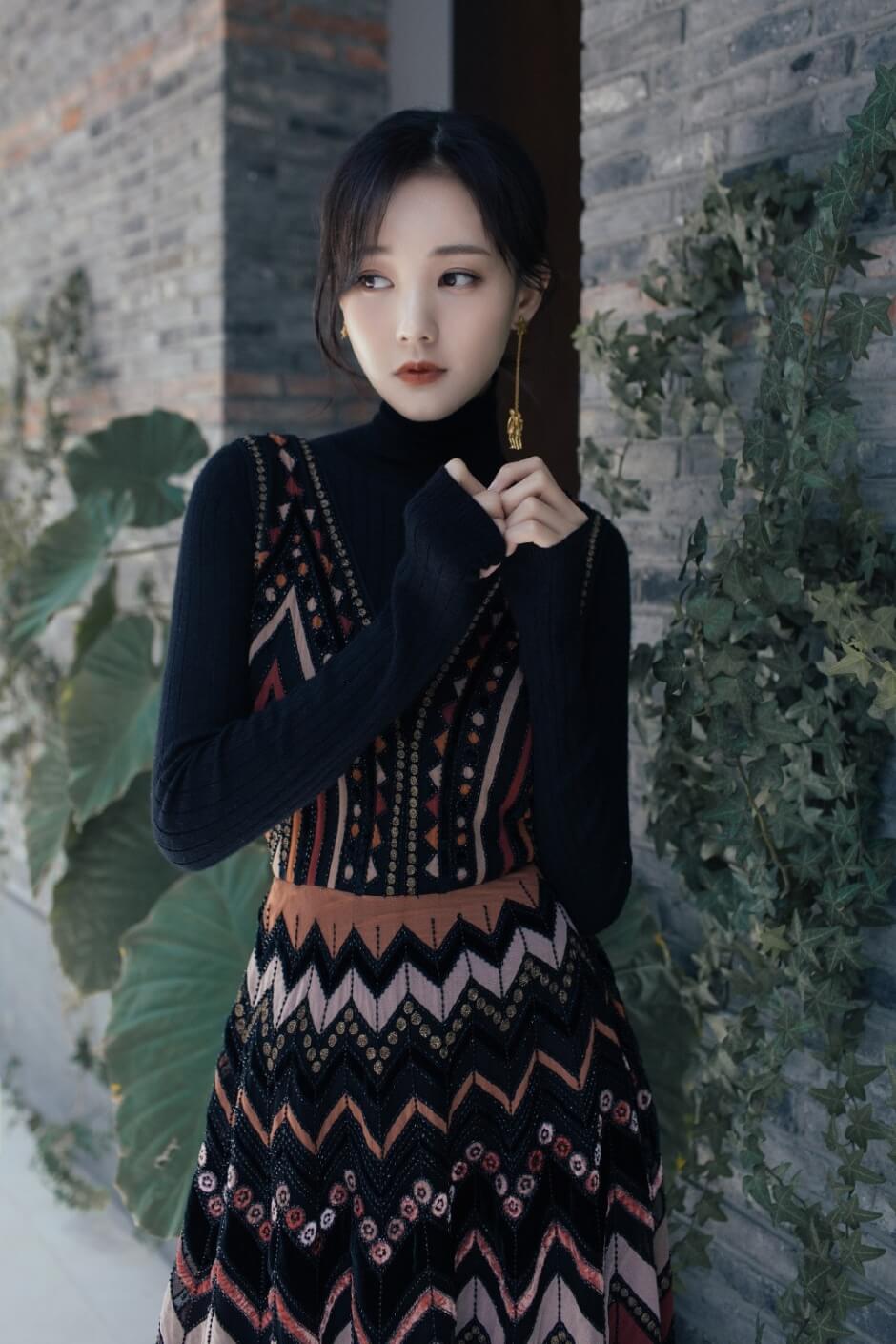 李一桐花色裙子性感干练写真图片