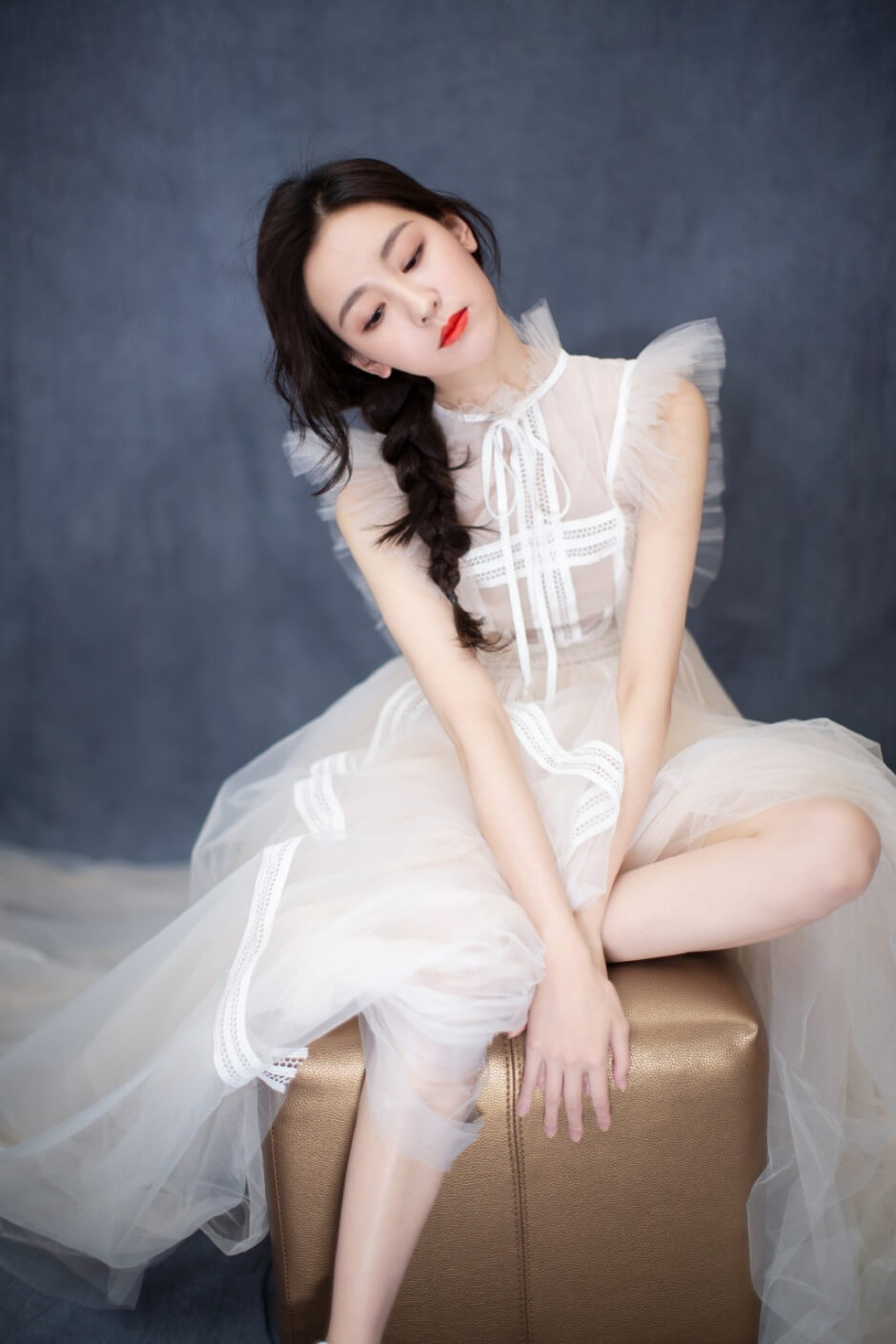 陈都灵真空透明网纱裙白到发光性感写真图片