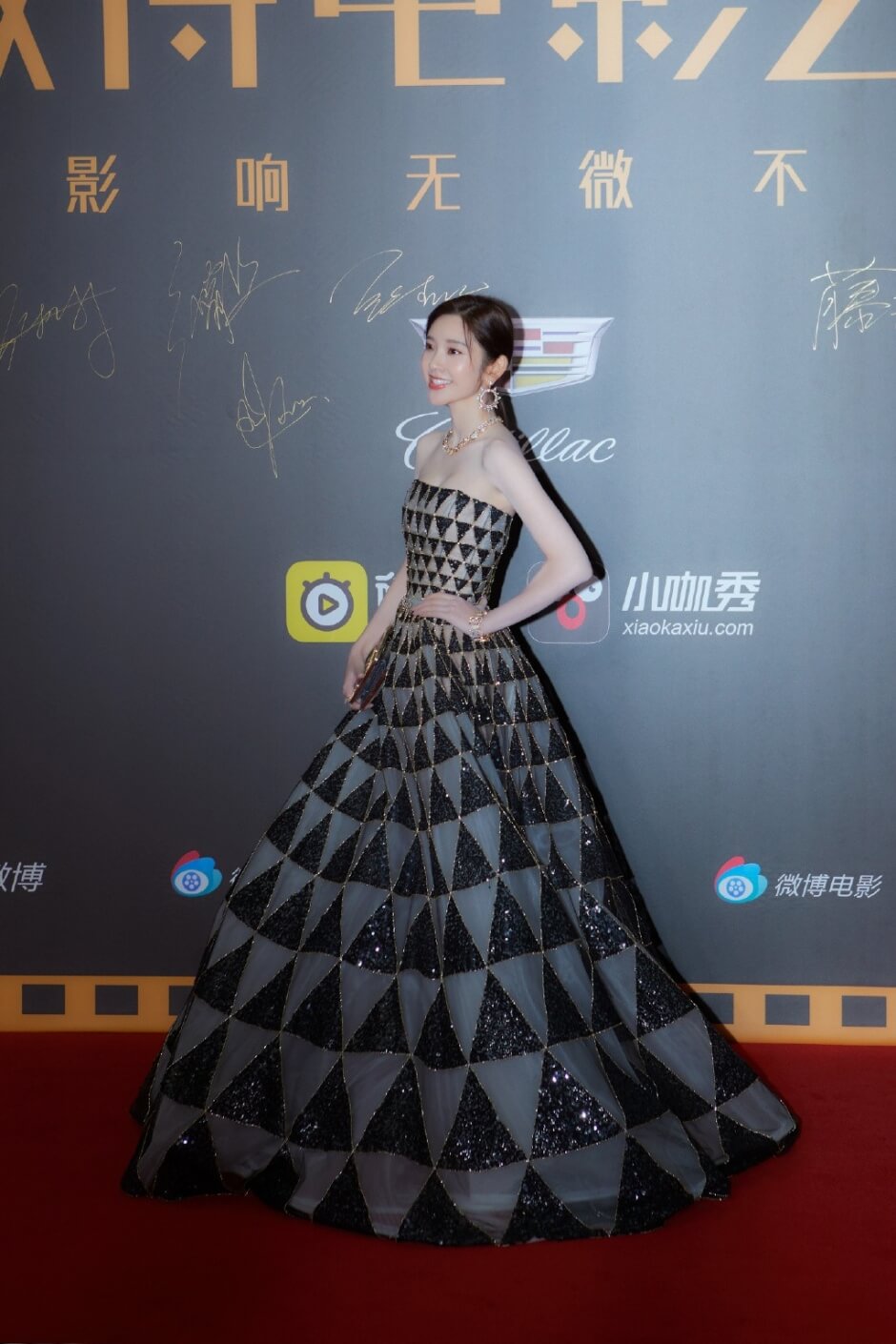 唐艺昕穿亮片抹胸长裙优雅性感写真图片