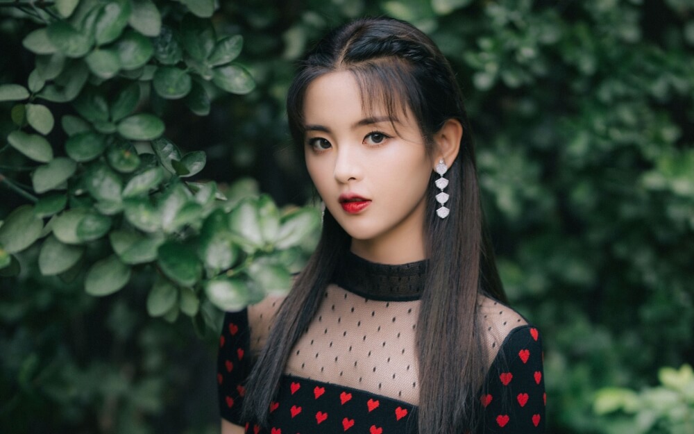 甜美女孩杨超越黑色镂空网纱爱心裙图片合集