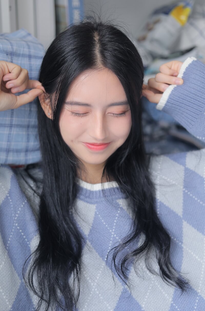 中分黑色长发温婉极品美女毛衣长腿私拍照片