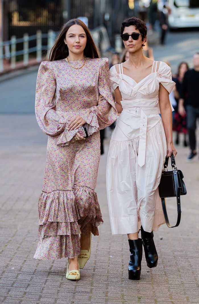 欧美街拍：今夏自带可爱滤镜的“蓬袖洋装”，欧美潮人已抢先穿上