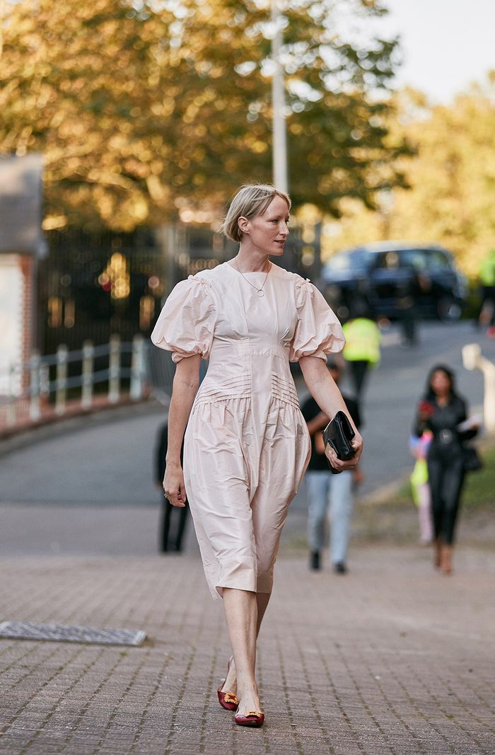欧美街拍：今夏自带可爱滤镜的“蓬袖洋装”，欧美潮人已抢先穿上
