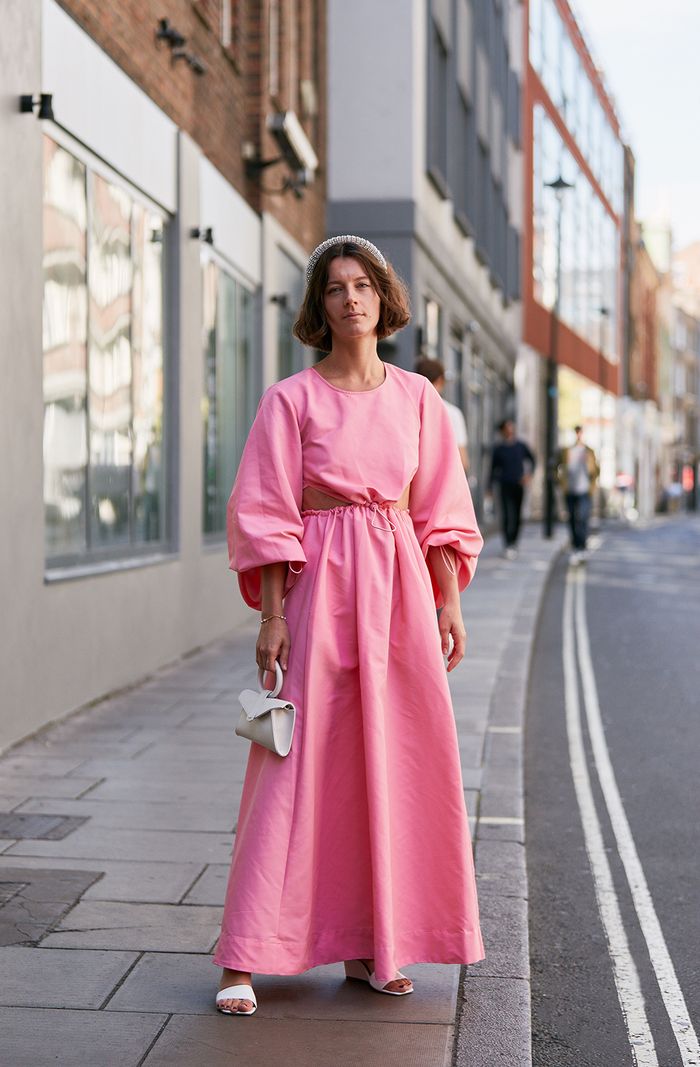 欧美街拍：今夏自带可爱滤镜的“蓬袖洋装”，欧美潮人已抢先穿上