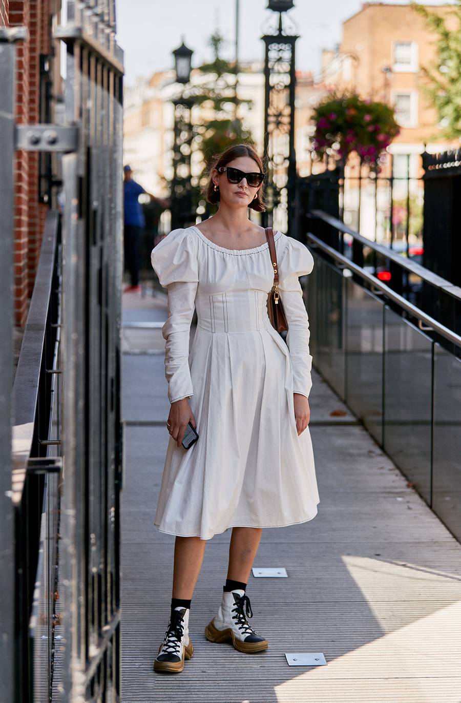 欧美街拍：今夏自带可爱滤镜的“蓬袖洋装”，欧美潮人已抢先穿上