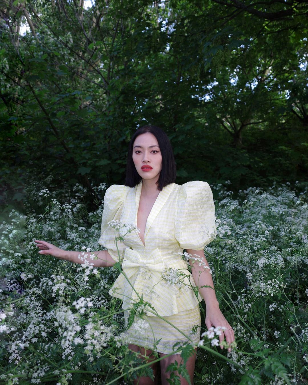 欧美街拍：今夏自带可爱滤镜的“蓬袖洋装”，欧美潮人已抢先穿上