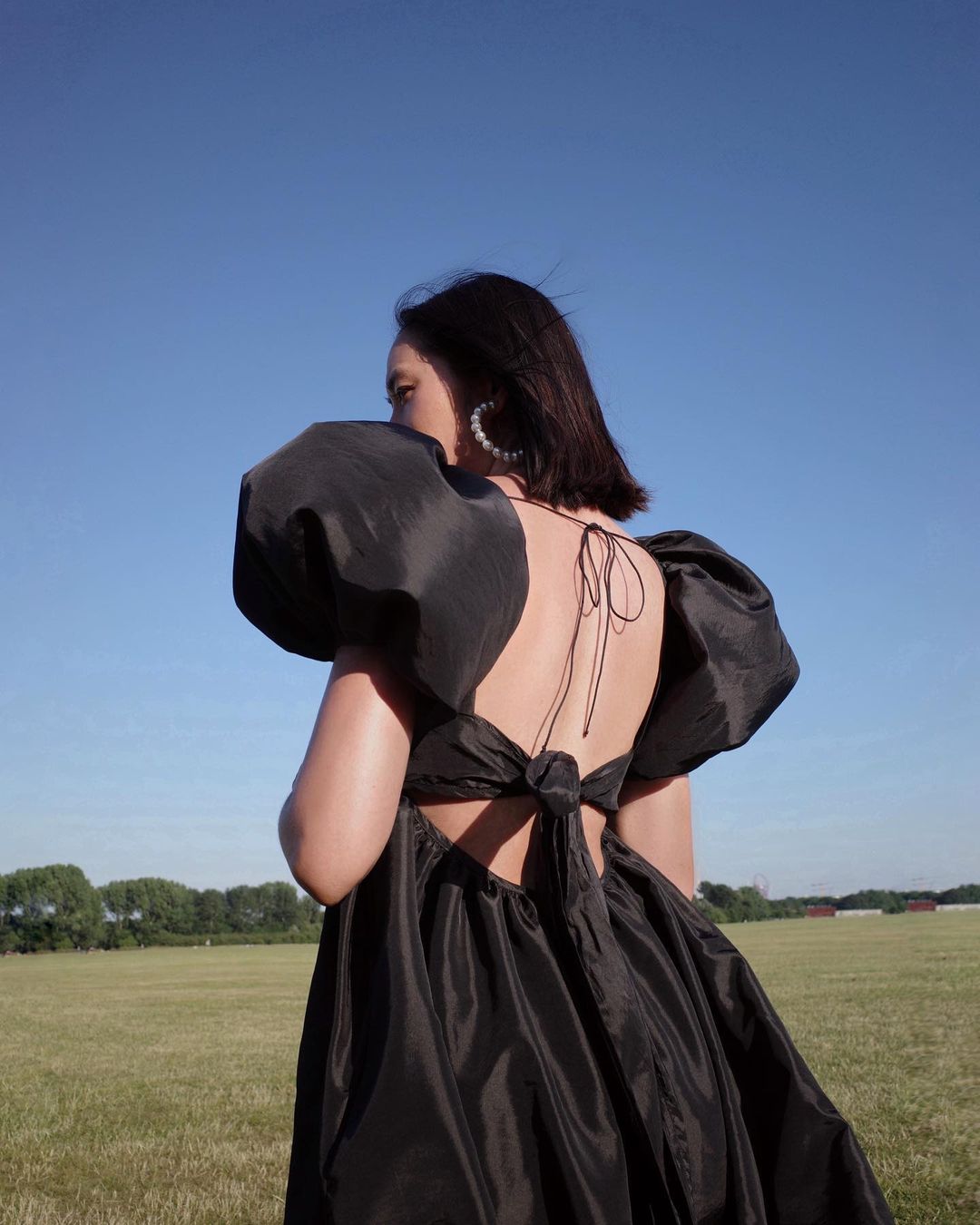 欧美街拍：今夏自带可爱滤镜的“蓬袖洋装”，欧美潮人已抢先穿上