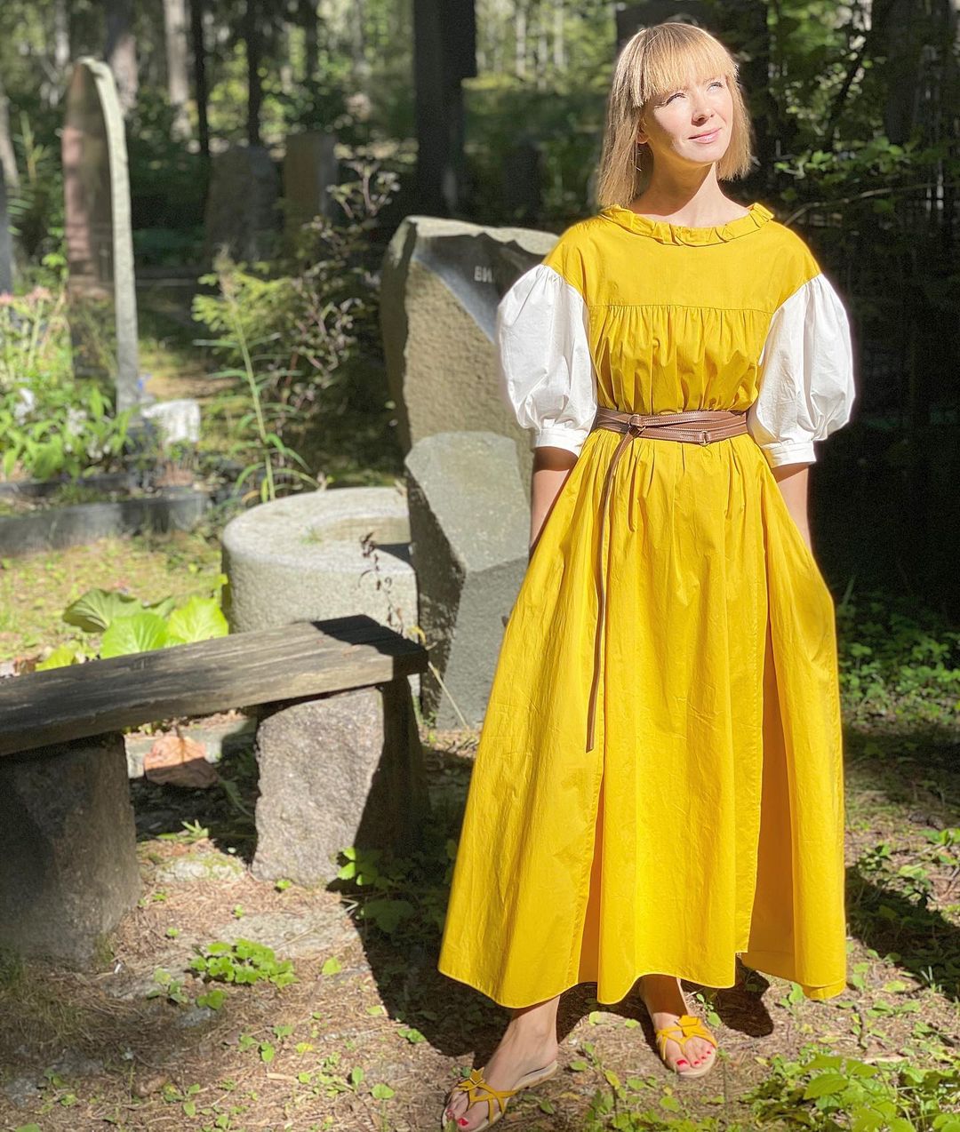 欧美街拍：今夏自带可爱滤镜的“蓬袖洋装”，欧美潮人已抢先穿上