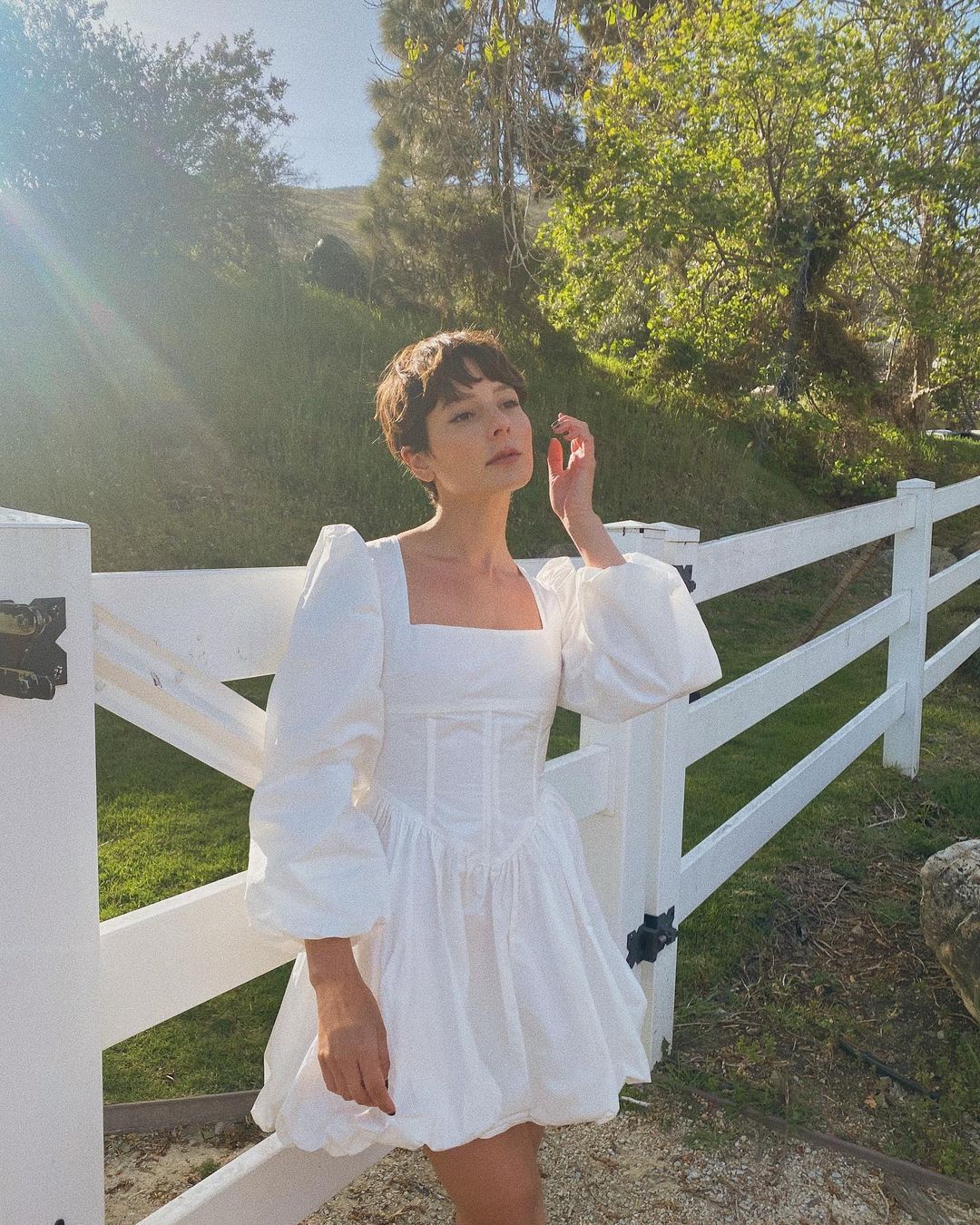 欧美街拍：今夏自带可爱滤镜的“蓬袖洋装”，欧美潮人已抢先穿上