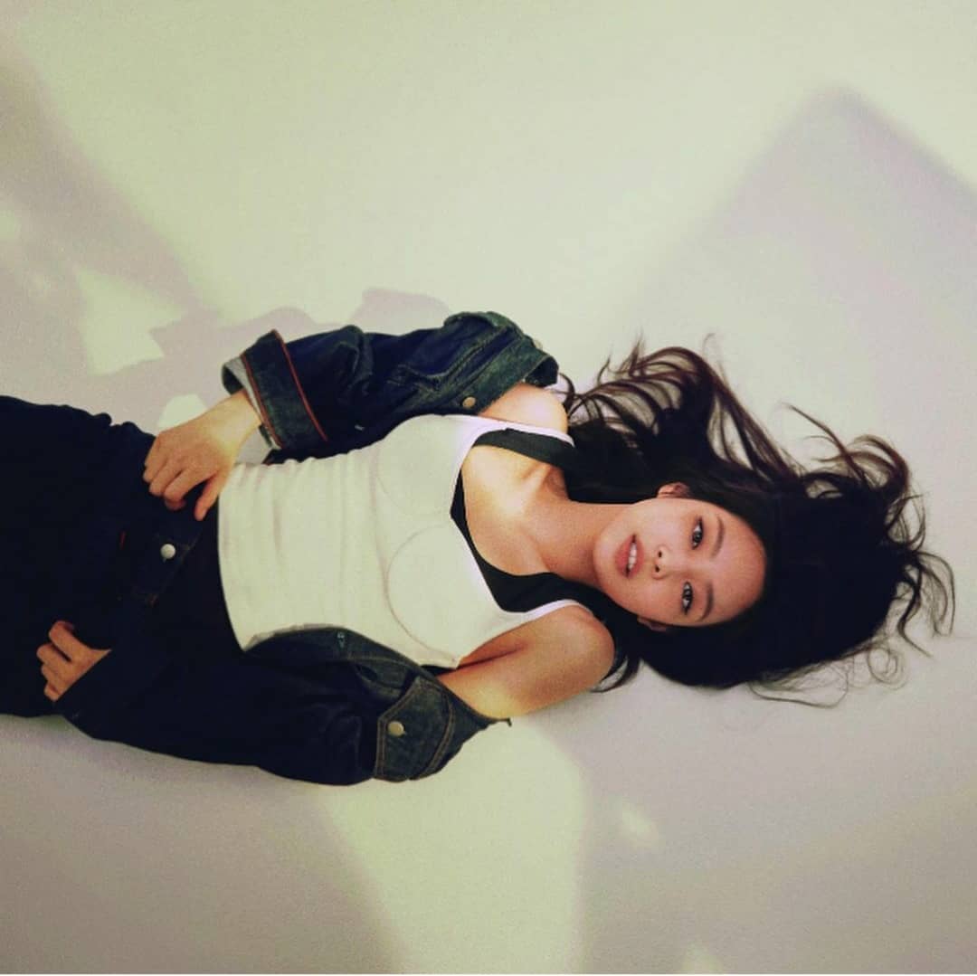 每张都在挑逗心脏!Jennie拍摄Calvin Klein广告,展现让人着迷的性感身材