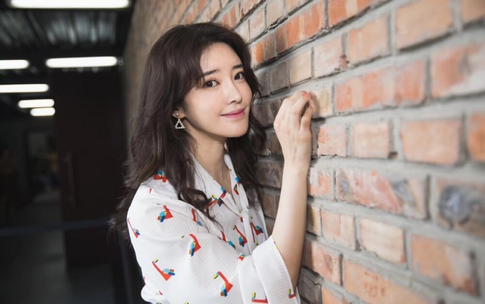 宅男女神张璇优雅白色连衣裙时尚图片