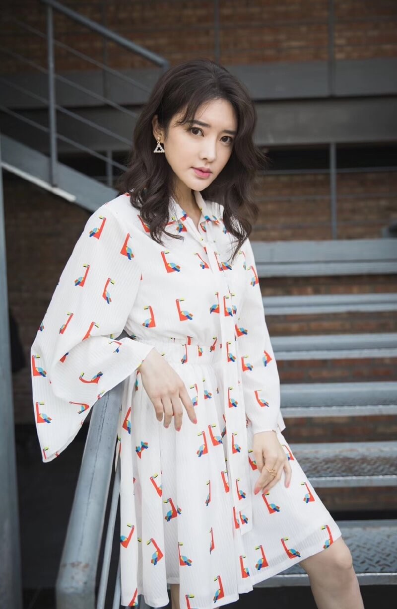 宅男女神张璇优雅白色连衣裙时尚图片