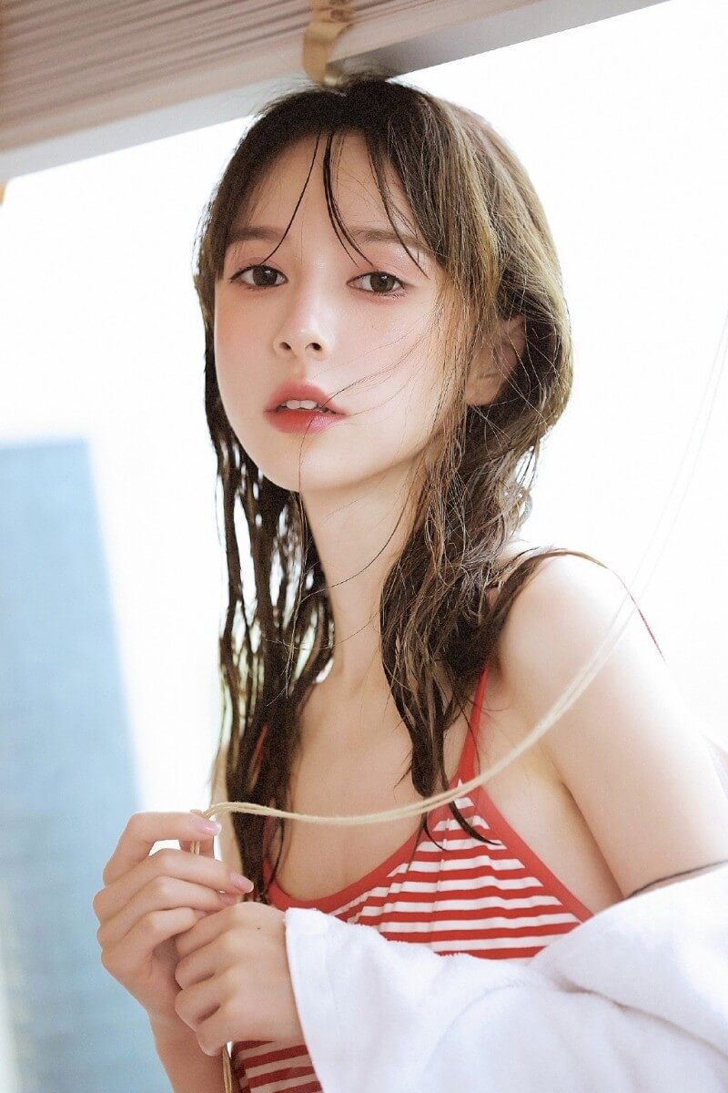 摆出动人姿势的湿发校花撩拨纯欲浴室私拍图