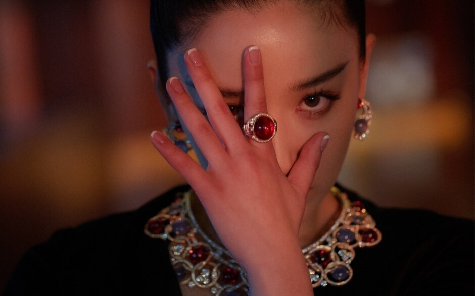 阚清子烈焰红唇深V长裙夜色魅惑图片写真