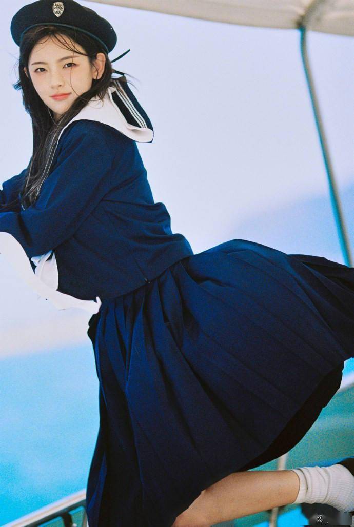 日系妹妹！杨超越晒水手服夏日写真 精致如洋娃娃