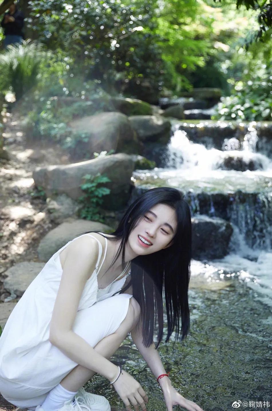 美女鞠婧祎晒夏日甜美写真!雪肤娇嫩性感明媚太迷人