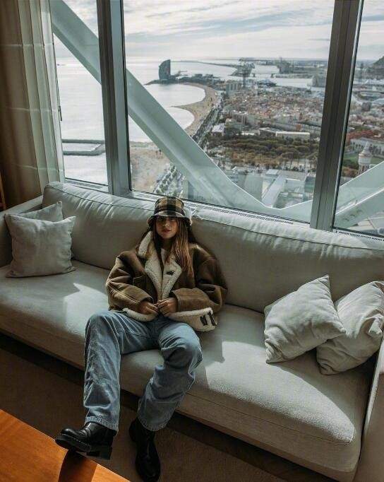 这位西班牙博主的简约舒服穿搭经 在日常生活记录中全都有