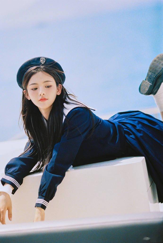 日系妹妹！杨超越晒水手服夏日写真 精致如洋娃娃