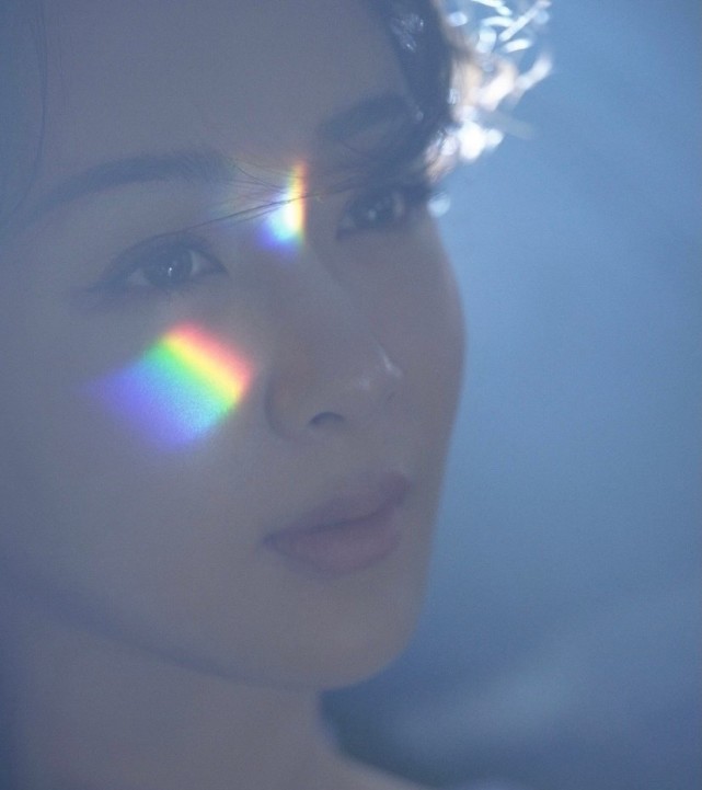 杨紫登《时尚芭莎》杂志封面,挑战妩媚成熟风秒变性感女神