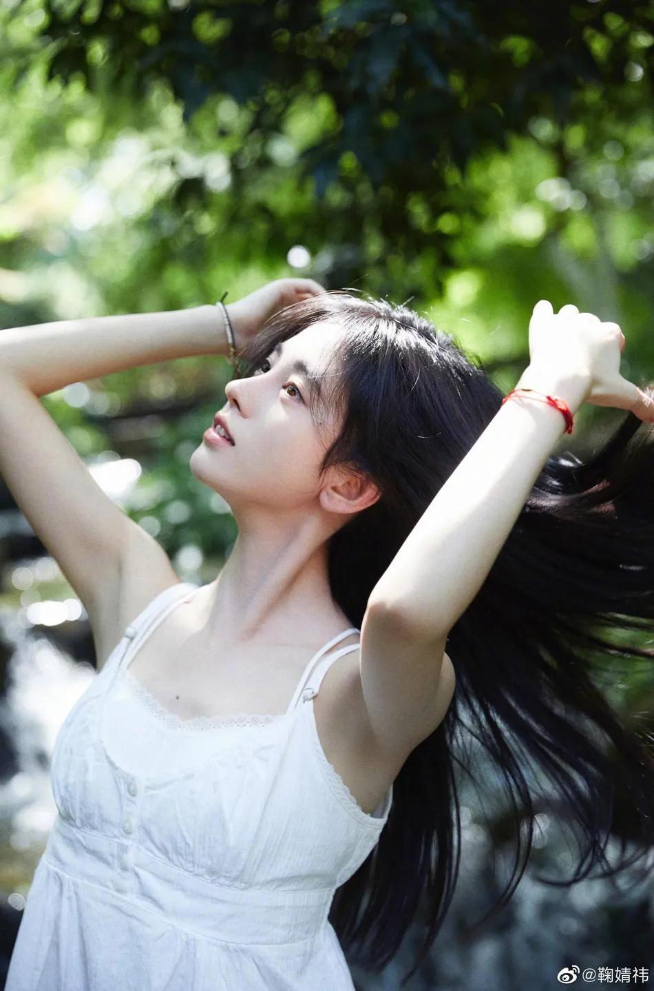 美女鞠婧祎晒夏日甜美写真!雪肤娇嫩性感明媚太迷人