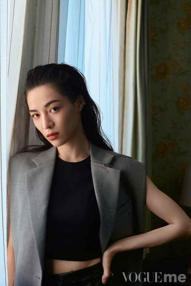 张哲瀚钟楚曦合体拍封面,男星玩侧颜杀,女星时尚感直追2位花旦