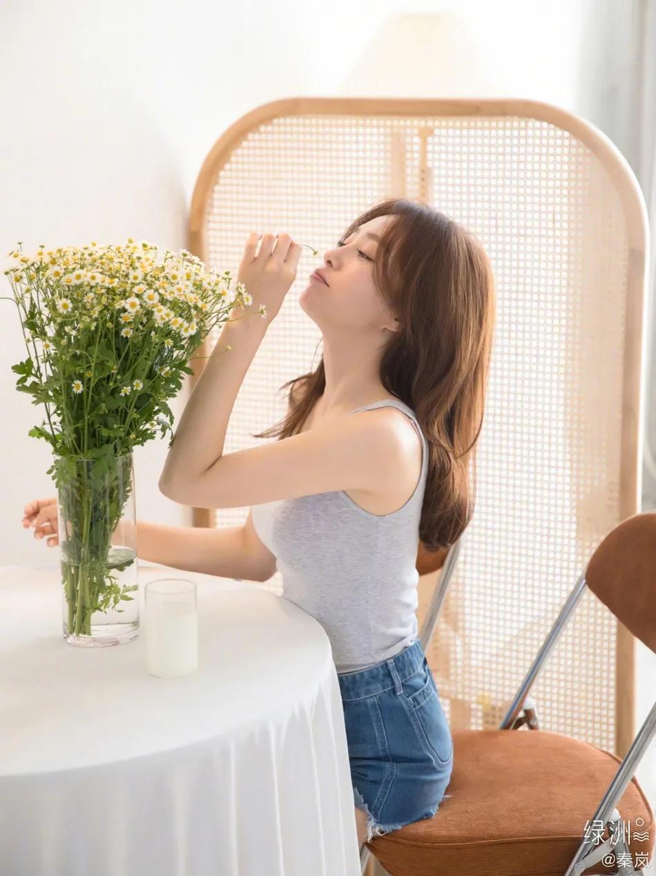 秦岚夏日写真太美艳！冰肌玉骨俏脸娇嫩性感迷人