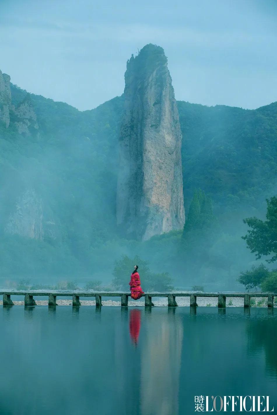 倪妮水墨眉妆容颇有古典美女风韵!她雪肤水嫩性感撩人