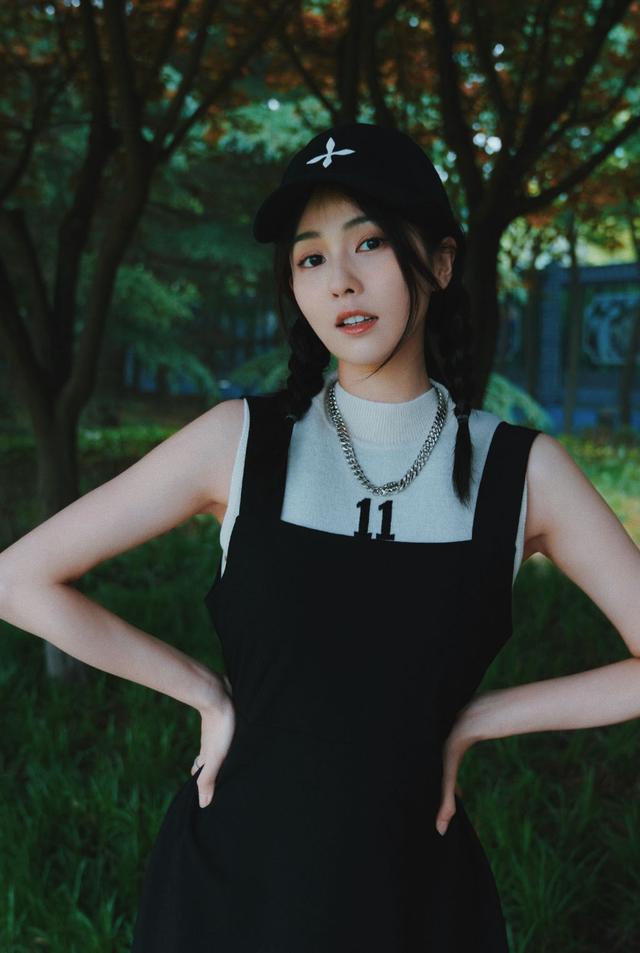 白鹿两件衣服叠穿也不忘秀蛮腰,配麻花辫太显嫩