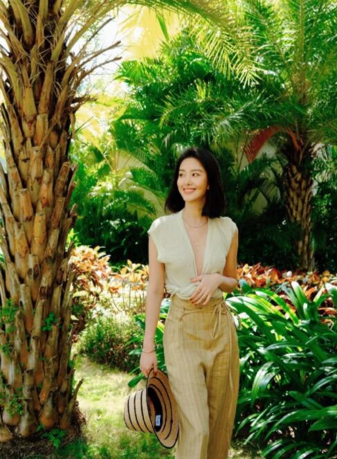 杨采钰度假私服来了!这是不是你理想中的度假风?