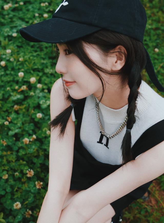 白鹿两件衣服叠穿也不忘秀蛮腰,配麻花辫太显嫩